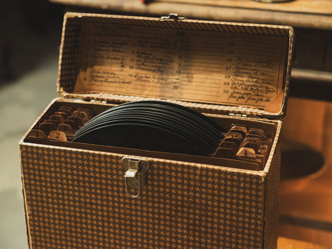 古董便攜式專輯箱 ——— Antique Record Album & Case