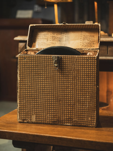古董便攜式專輯箱 ——— Antique Record Album & Case