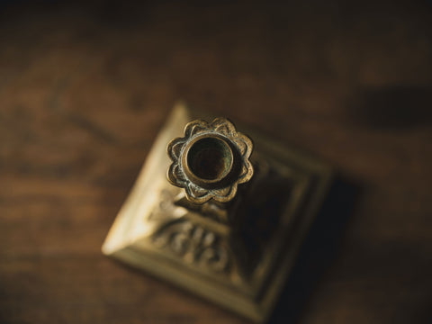 黃 銅 燭 台