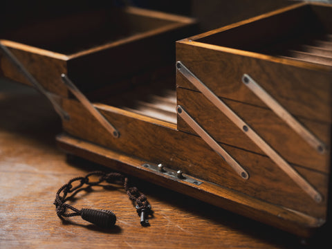 英 式 雪 茄 盒 —— Antique English Cigar Box