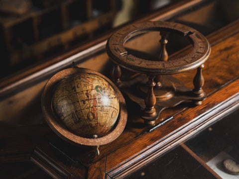 木 制 天 文 星 座 地 球 儀 —— A Wooden Astronomical Constellation Globe
